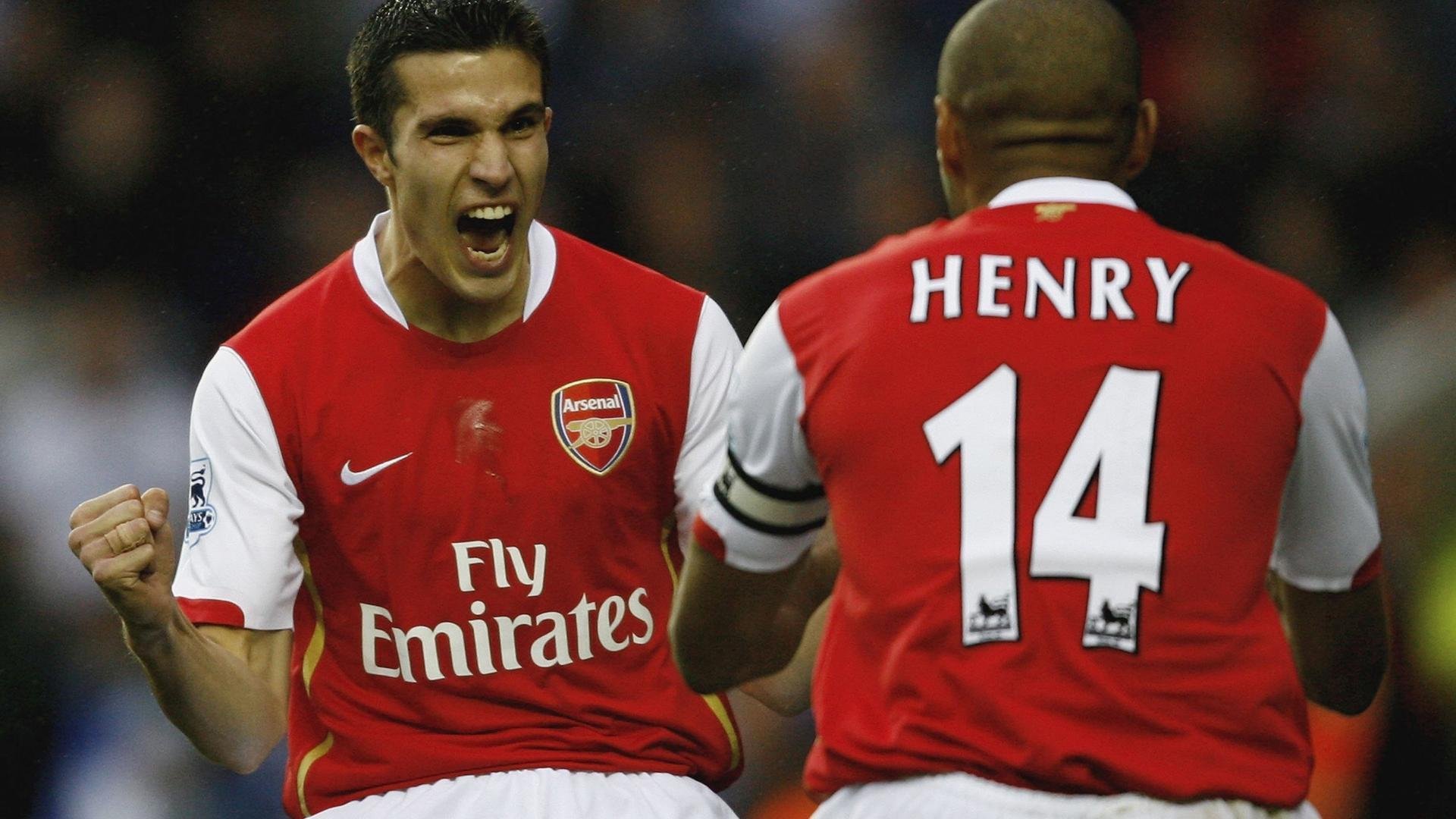 拜仁利用高位控球压制对手进攻，拜仁打法